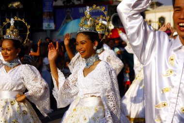 Renkli kostümleri yürüyüş ve dans geçit katılımcıları