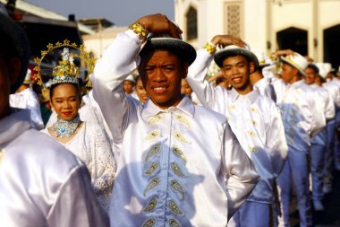 Renkli kostümleri yürüyüş ve dans geçit katılımcıları