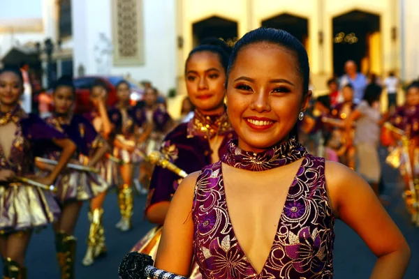 Parade participants in their colorful costumes march and dance — Stock Photo, Image