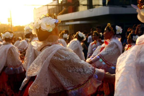 Renkli kostümleri yürüyüş ve dans geçit katılımcıları — Stok fotoğraf