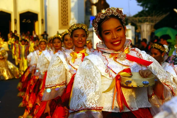 Les participants au défilé dans leurs costumes colorés défilent et dansent — Photo