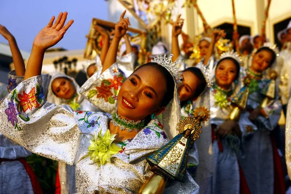 Sfilata partecipanti nei loro costumi colorati marcia e danza — Foto Stock