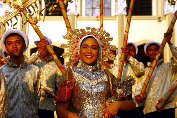 Sfilata partecipanti nei loro costumi colorati marcia e danza — Foto Stock