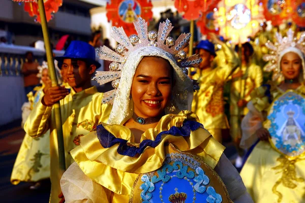 Uczestnicy parady w kolorowych kostiumach marszu i tańca — Zdjęcie stockowe