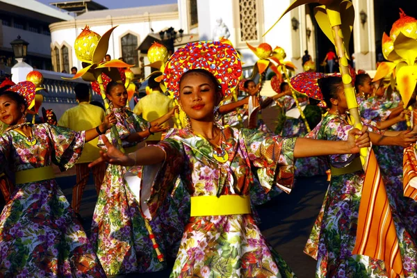 Uczestnicy parady w kolorowych kostiumach marszu i tańca — Zdjęcie stockowe