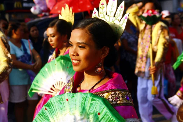 Parade participants in their colorful costumes march and dance — Stock Photo, Image