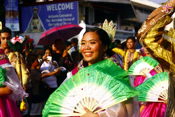 Les participants au défilé dans leurs costumes colorés défilent et dansent — Photo