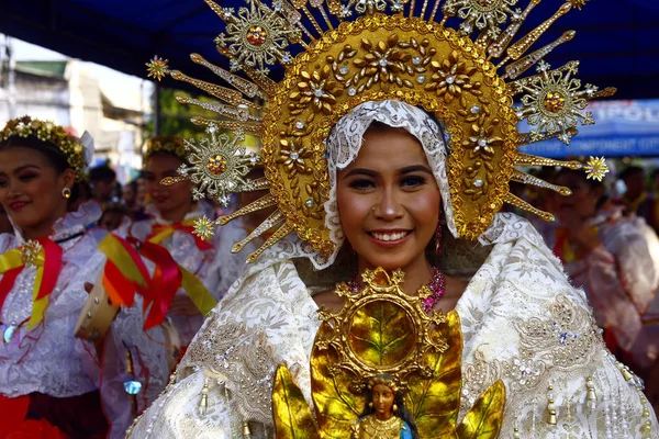 Renkli kostümleri yürüyüş ve dans geçit katılımcıları