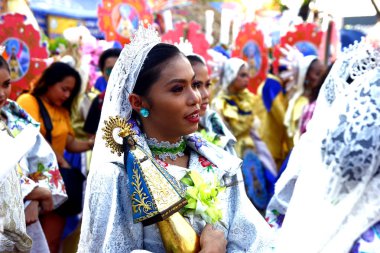 Renkli kostümleri yürüyüş ve dans geçit katılımcıları