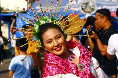 Renkli kostümleri yürüyüş ve dans geçit katılımcıları