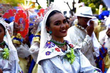 Renkli kostümleri yürüyüş ve dans geçit katılımcıları
