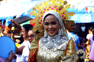 Renkli kostümleri yürüyüş ve dans geçit katılımcıları