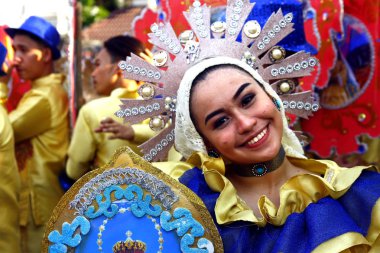 Renkli kostümleri yürüyüş ve dans geçit katılımcıları