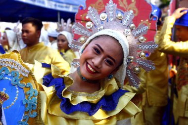 Renkli kostümleri yürüyüş ve dans geçit katılımcıları