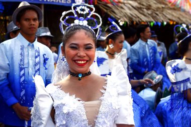 Renkli kostümleri yürüyüş ve dans geçit katılımcıları