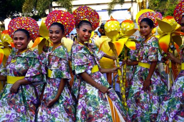 Renkli kostümleri yürüyüş ve dans geçit katılımcıları