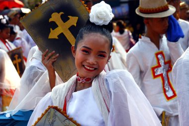 Renkli kostümleri yürüyüş ve dans geçit katılımcıları