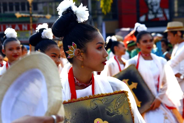 Les participants au défilé dans leurs costumes colorés défilent et dansent — Photo