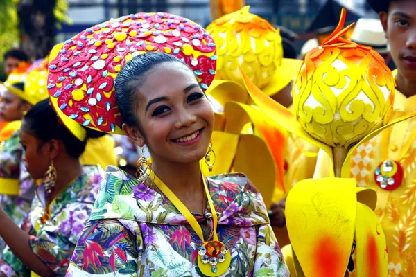 Parada participantes em seus trajes coloridos marcha e dança — Fotografia de Stock