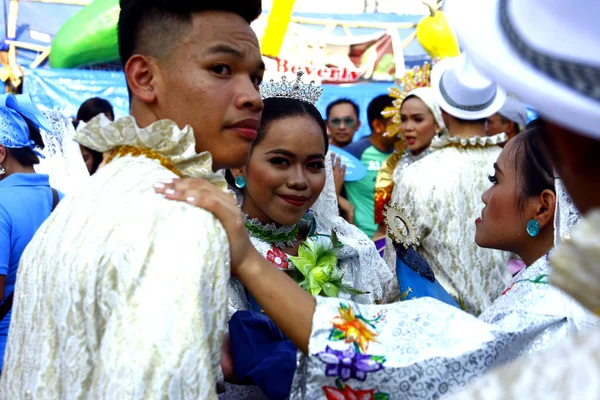 Sfilata partecipanti nei loro costumi colorati marcia e danza — Foto Stock