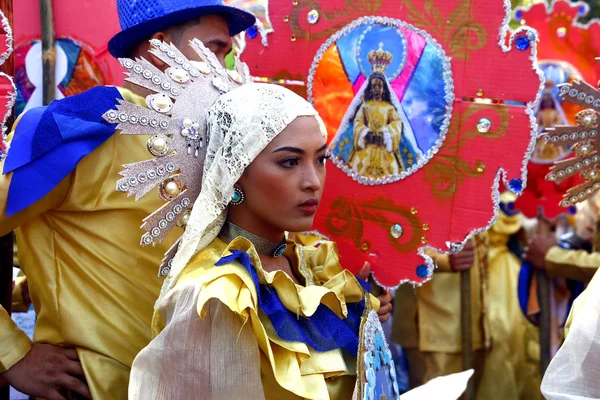 Parade participants in their colorful costumes march and dance — Stock Photo, Image