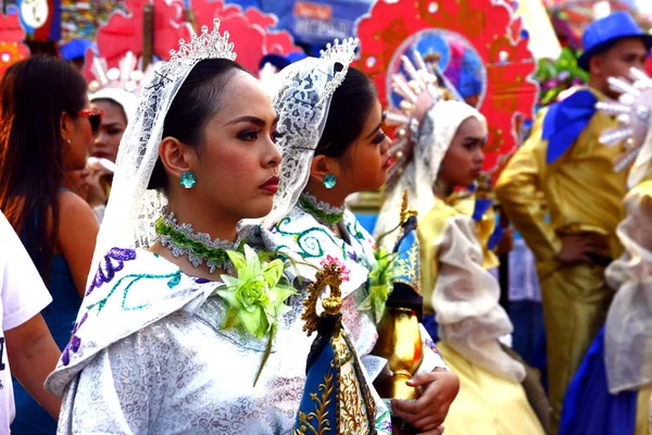 Sfilata partecipanti nei loro costumi colorati marcia e danza — Foto Stock
