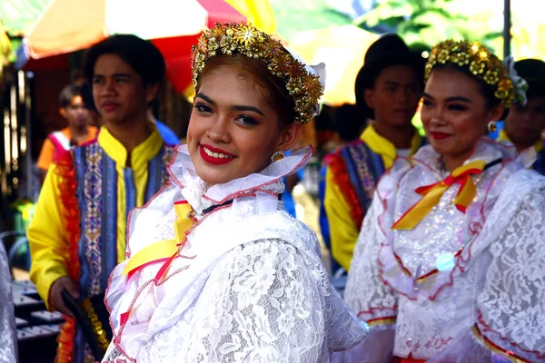 Parade participants in their colorful costumes march and dance — Stock Photo, Image