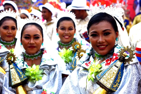 Desfile de participantes en sus coloridos trajes de marcha y baile — Foto de Stock
