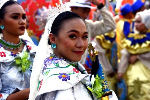 Sfilata partecipanti nei loro costumi colorati marcia e danza — Foto Stock