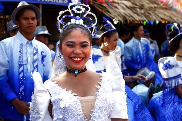 Renkli kostümleri yürüyüş ve dans geçit katılımcıları