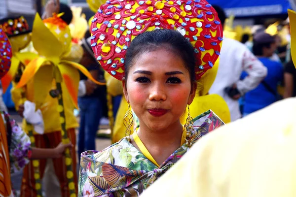 Sfilata partecipanti nei loro costumi colorati marcia e danza — Foto Stock