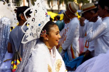 Renkli kostümleri yürüyüş ve dans geçit katılımcıları