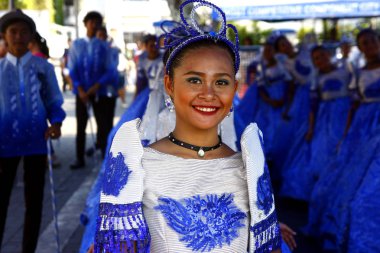 Renkli kostümleri yürüyüş ve dans geçit katılımcıları