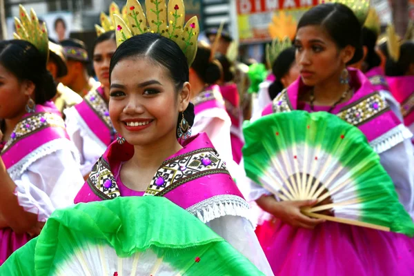 Les participants au défilé dans leurs costumes colorés défilent et dansent — Photo