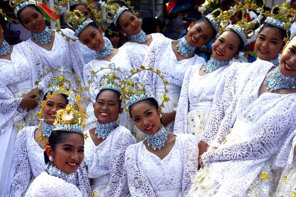 Parade participants in their colorful costumes march and dance — Stock Photo, Image