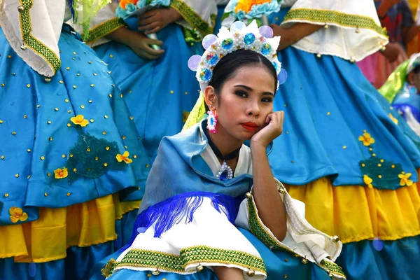 Parad deltagare i deras färgglada dräkter mars och dans — Stockfoto