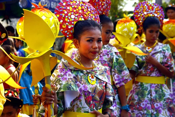 Renkli kostümleri yürüyüş ve dans geçit katılımcıları