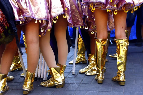 Красочные костюмы, наряд и реквизит участников парада — стоковое фото