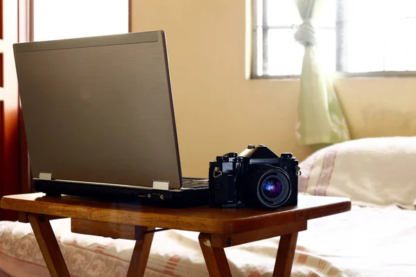 Laptop computer and manual 35mm film camera — Stock Photo, Image