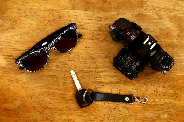 Ручна камера, автомобільний ключ і сонцезахисні окуляри — стокове фото