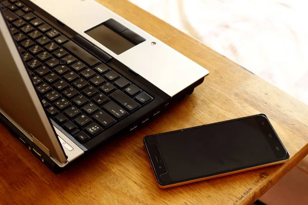 Laptop und Smartphone — Stockfoto