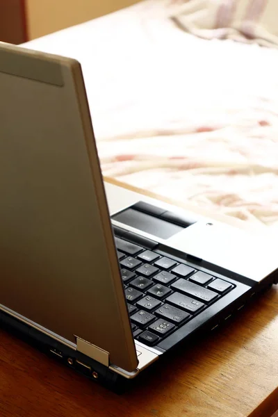 Laptop auf einem Holztisch — Stockfoto