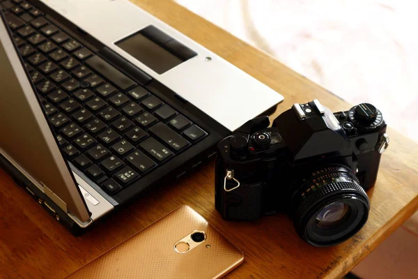 笔记本电脑、智能手机和手动 35mm 胶片相机 — 图库照片