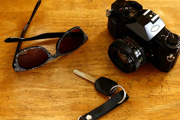 Ручна камера, автомобільний ключ і сонцезахисні окуляри — стокове фото