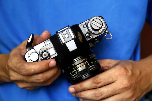 Άνθρωπος κρατώντας μια φωτογραφική μηχανή 35 χιλιοστά χειροκίνητο φιλμ — Φωτογραφία Αρχείου