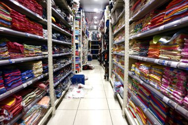 Çeşitli el, yüz, banyo ve mutfak havluları bir mağazada raflarda ekranda.