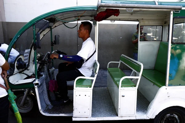 Triciclo de passageiros modificado estacionado num estacionamento público . — Fotografia de Stock