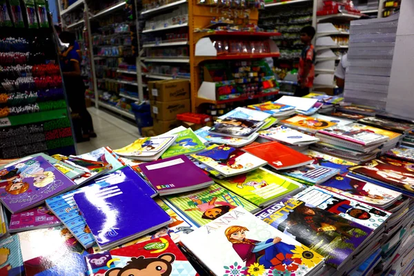 Cadernos variados e outros materiais escolares em exibição em uma livraria . — Fotografia de Stock