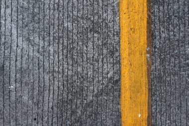 Kaldırım üzerinde sarı şeritli boya