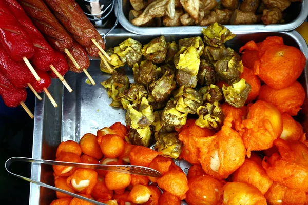 Bir sokak gıda sepeti çeşitli derin kızarmış snack gıda — Stok fotoğraf